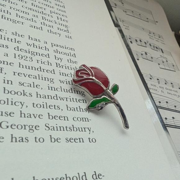 Elegant Red Rose Silver Brooch - Picture 6 of 7